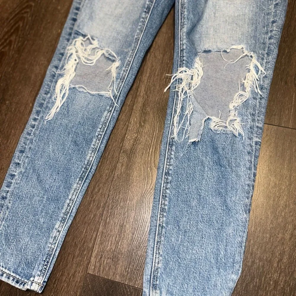 American Eagle Outfitters (0) Light Wash Distressed Mom Jeans with Stretch - Picture 3 of 8